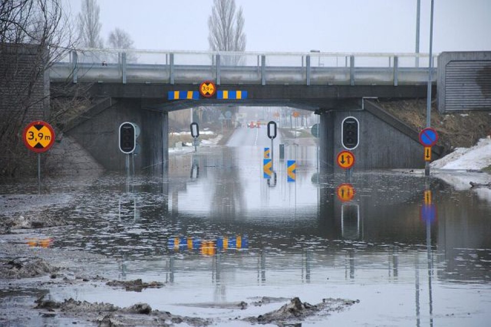 Segevägen under E22 från Arlöv mot Sege och Stora Bernstorp har varit avstängd sedan i söndags på grund av översvämning. Här fick många vända. Foto: MARIANNE PERNBRO