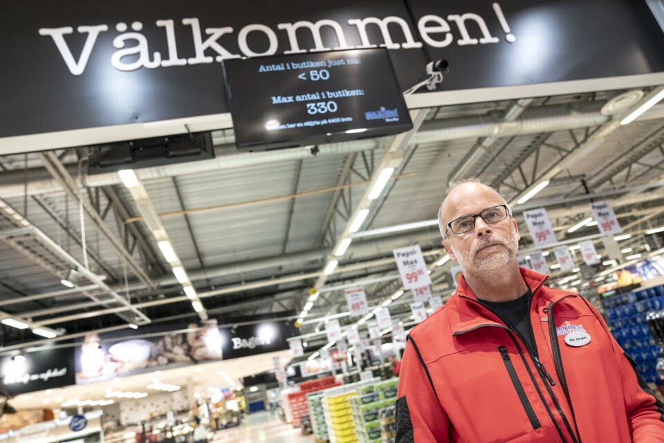 Butikschefen för Maximat hoppas nu att kunderna ska komma tillbaka. Men fortfarande gäller svenska regler. Och det innebär max 330 personer i butiken. "Vi har installerat ett nytt kamerasystem som sköta jobbet. De räknar hur många som är i butiken", säger Ole Jörgen Lind.