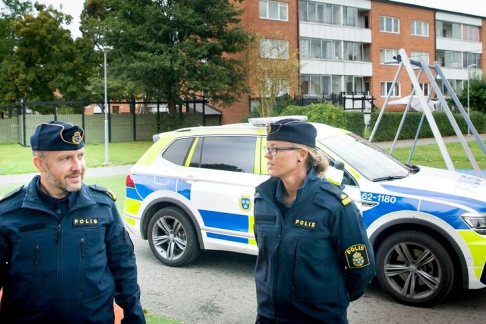 Kommunpoliserna Martin Thornell och Malin Sjöblom på plats i Gamlegården efter skjutningen hösten 2019.