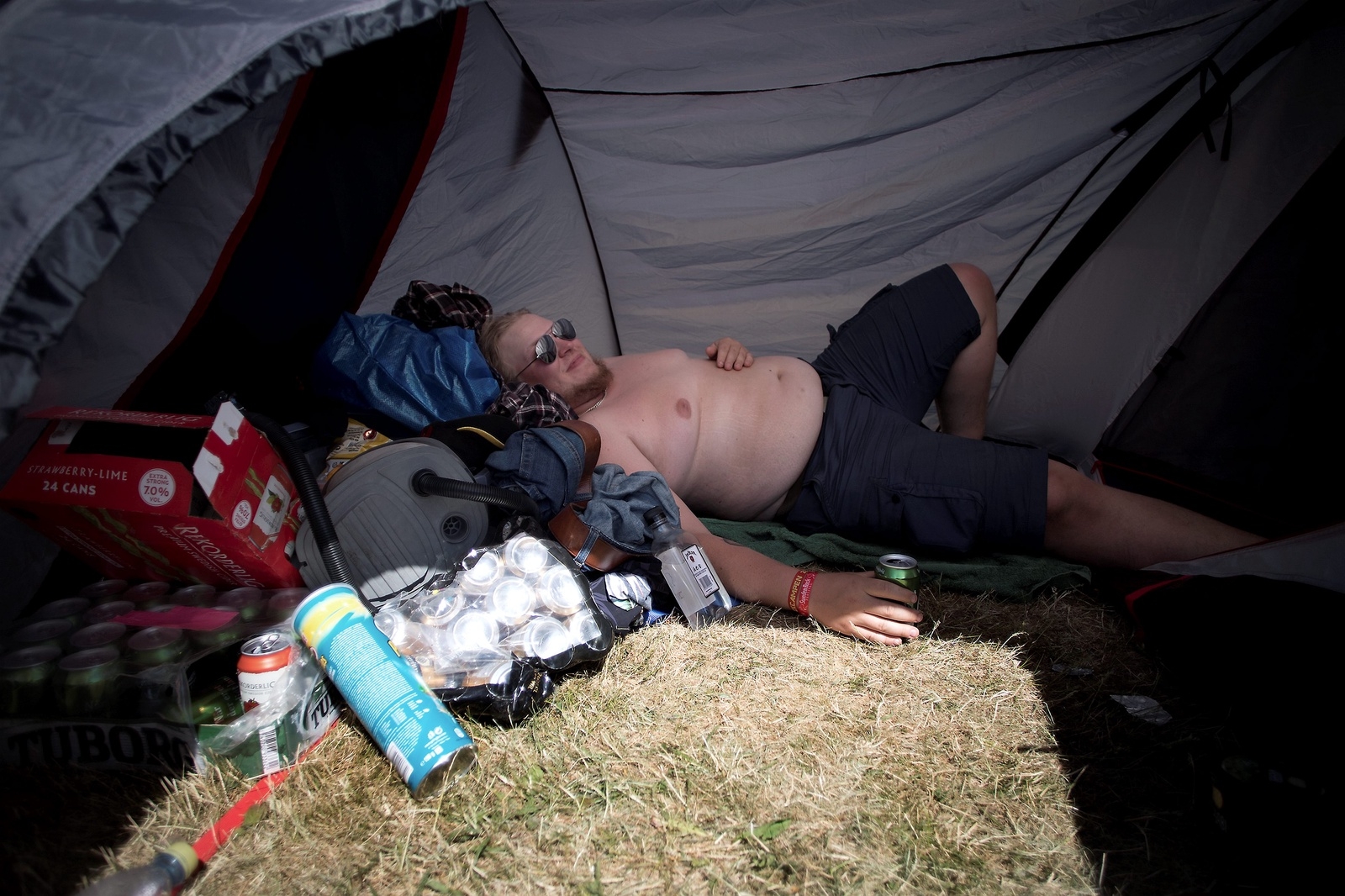 Simon Klasson från Säter passade på att svalka sig (!) i sitt tält på campingen innan de stora banden klev på. – Iron Maiden och Judas Priest ser jag mest fram emot, men allt är bra, säger han.