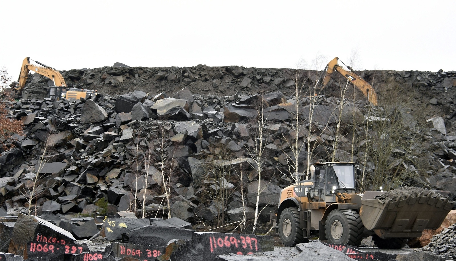 Bröderna Björklunds grus har börjat att krossa sten i stenbrottet i Hägghult.