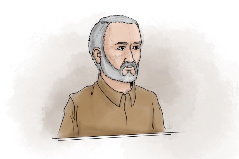 Hamid Noury, misstänkt för grovt brott mot folkrätten och flera mord, i tingsrätten när försvaret lade fram sin sakframställan i augusti 2021.