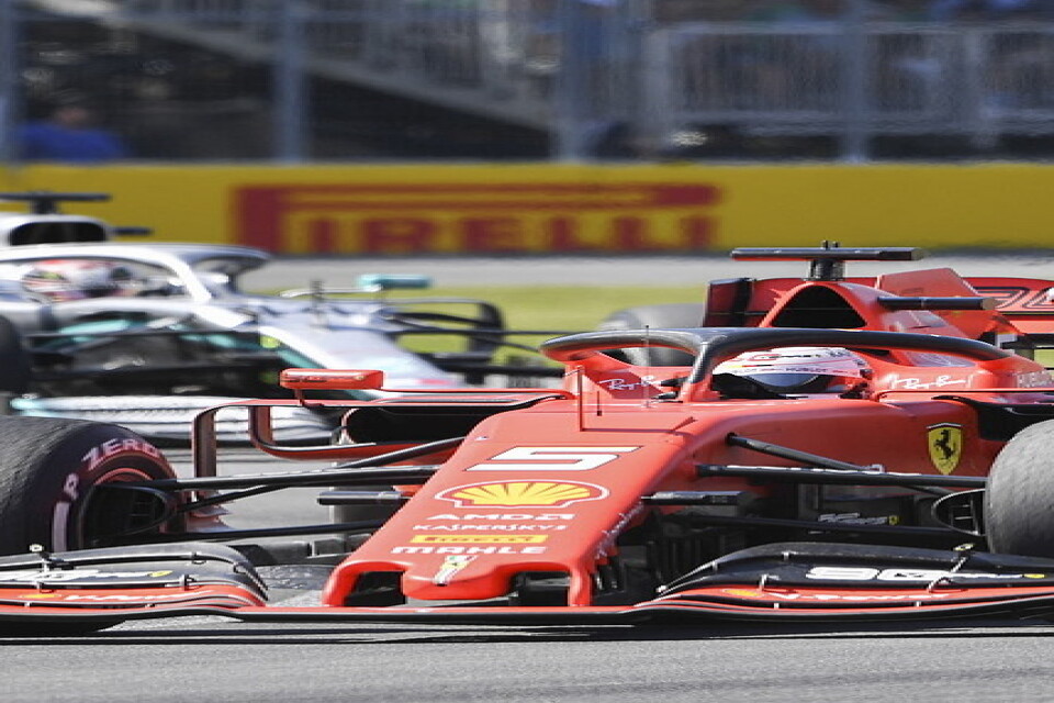 Ferrariföraren Sebastian Vettel (i röd bil) höll Mercedes Lewis Hamilton bakom sig – men slutade ändå tvåa i Montreal.