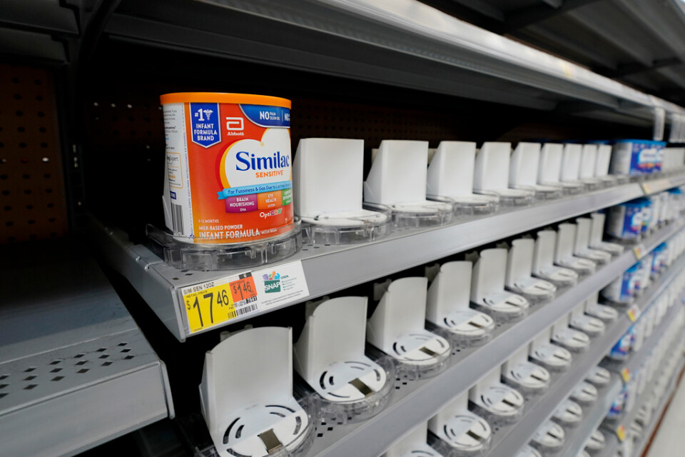 Hyllorna med bröstmjölksersättning gapar nästan tomma i en butik i USA.