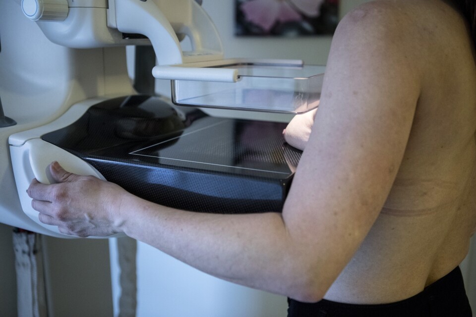 Kvinna gör mammografi. En viktig del i kampen mot cancer som kan bli ännu bättre med stöd från AI.