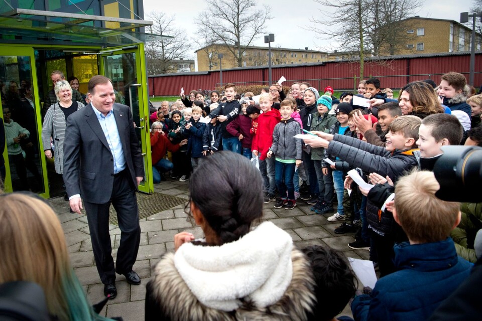 Massor av nyfikna skolbarn mötte Stefan Löfven när han var på väg från mötesplatsen till Bokbussen.