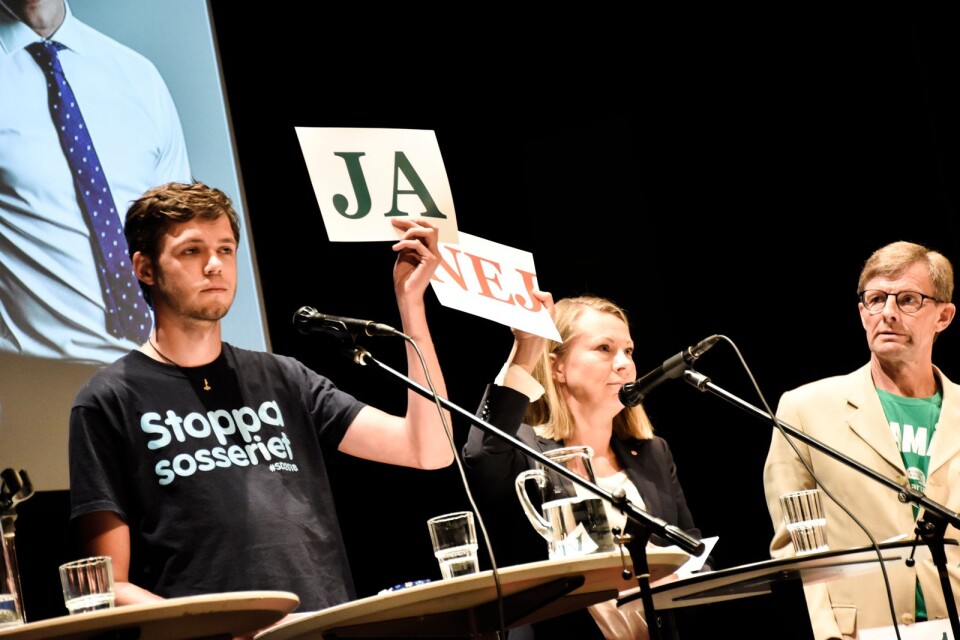 Niklas Nyström (längst till vänster) under en debatt i Folkets hus.