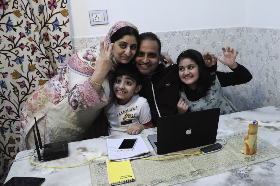 Nyhetsbyrån AP:s fotograf Mukhtar Khan firar med sin familj i hemmet i Srinagar i den indiska delen av Kashmir. Anledningen är att han fått veta att han är en av tre AP-fotografer som belönats med Pulitzerpriset i featurefotokategorin för deras bevakning av konflikten i Kashmir och Jammu.
