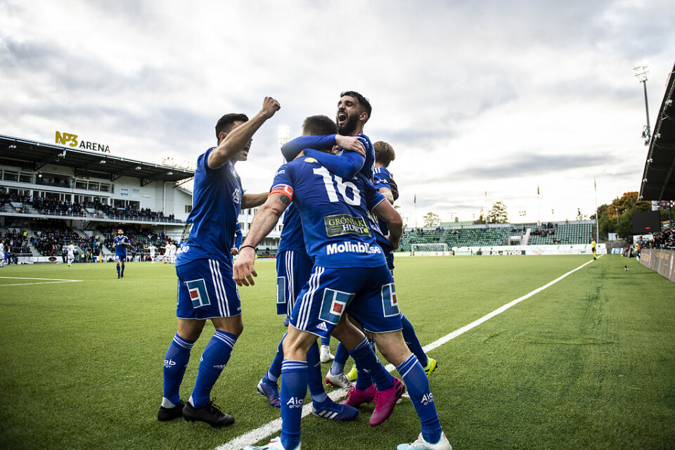 Spelarna i Gif Sundsvall jublar tillsammans efter Tobias Erikssons avgörande mål hemma mot Sirius.