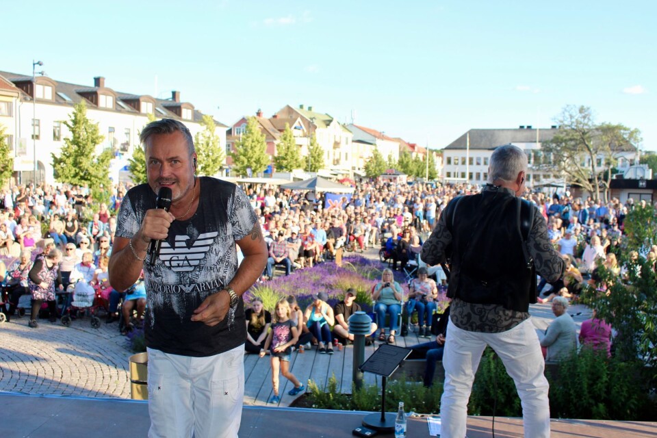 Kjelle Daniellsson och Peder Matz på scenen vid Borgholms torg.