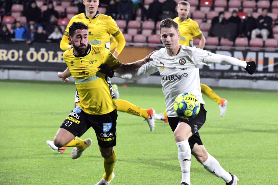 Elfsborgs Fredrik Holst och Örebros Johan Bertilsson i kamp om bollen.