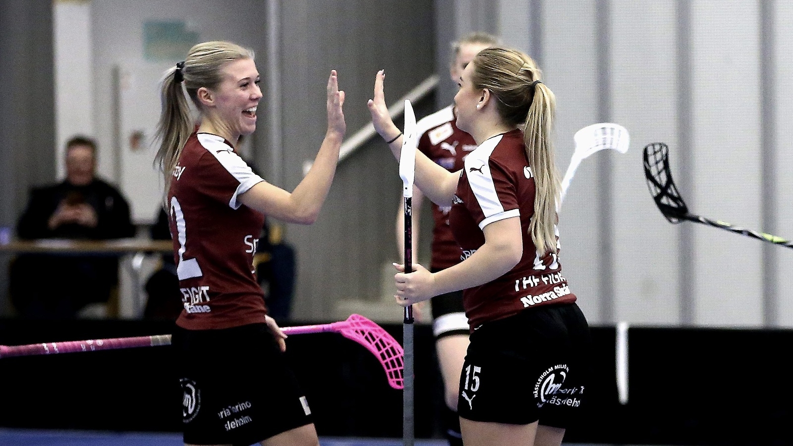 Kajsa Nilsson har utökat till 3–0 för Röke och tackar Cajsa Engdahl för assisten.                                               Foto: Stefan Sandström