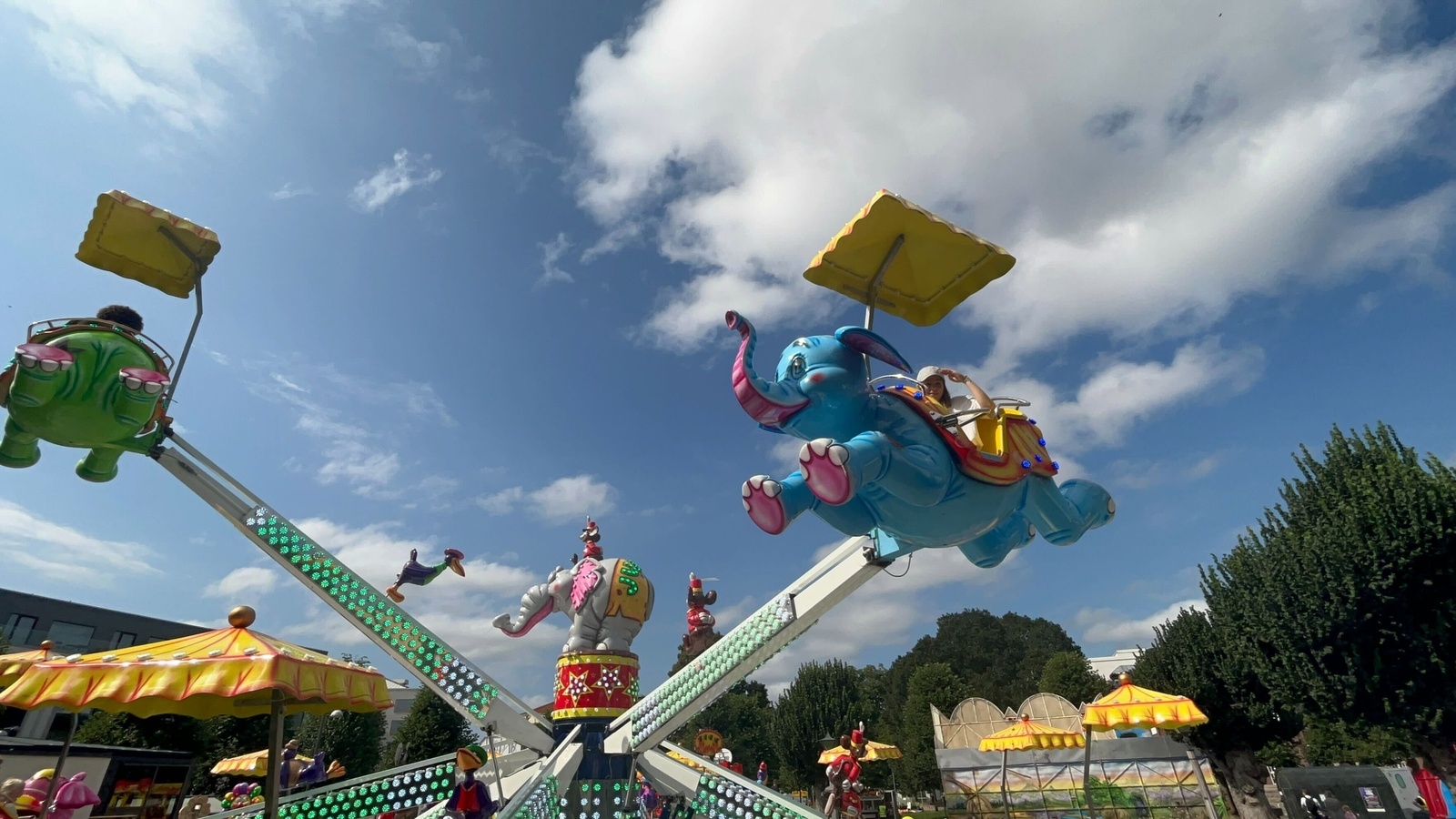 Dumbo - en av karusellerna på tivolit.