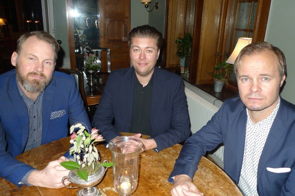 Mycket hockeysnack. Från vänster Jörgen Angesved, Per Åkerlund och Peter Andersson gillar ishockey och jobbar på pensionssidan.
