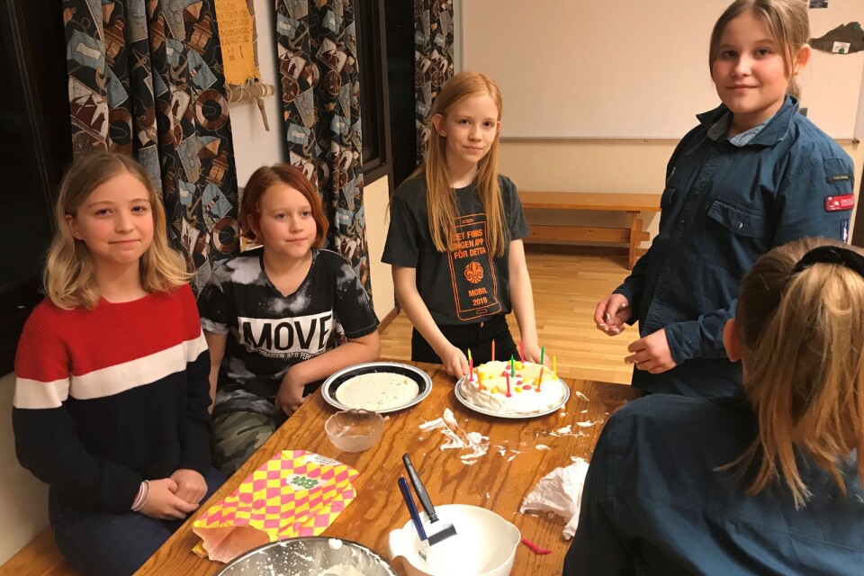 Patrull Havsdrakarna är nöjda med sin tårta. Anna Degn, Noelle Doverlind, Lovisa Ottosson, Lina Wennström och Ella Nilsson.