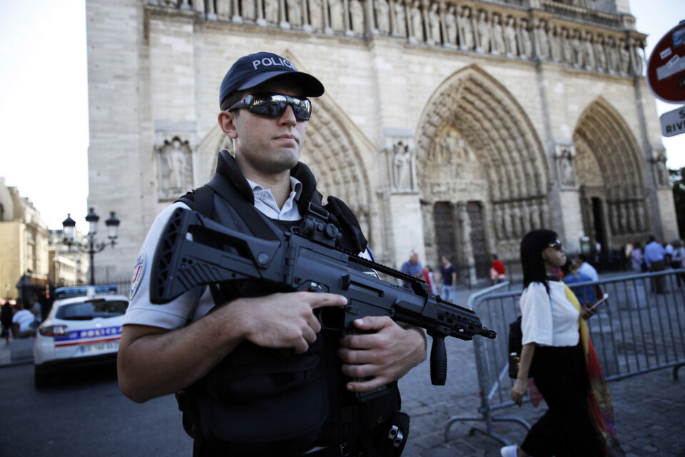 Fransk polis bevakar den då inte eldhärjade katedralen Notre-Dame i Paris 2016.