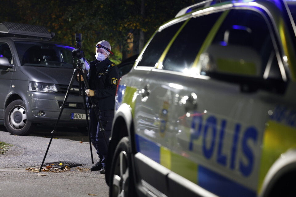 Polisnärvaro på platsen i Södertälje där två tonåringar sköts den 6 oktober. En 19-åring dog och en 16-åring skadades svårt. Arkivbild.