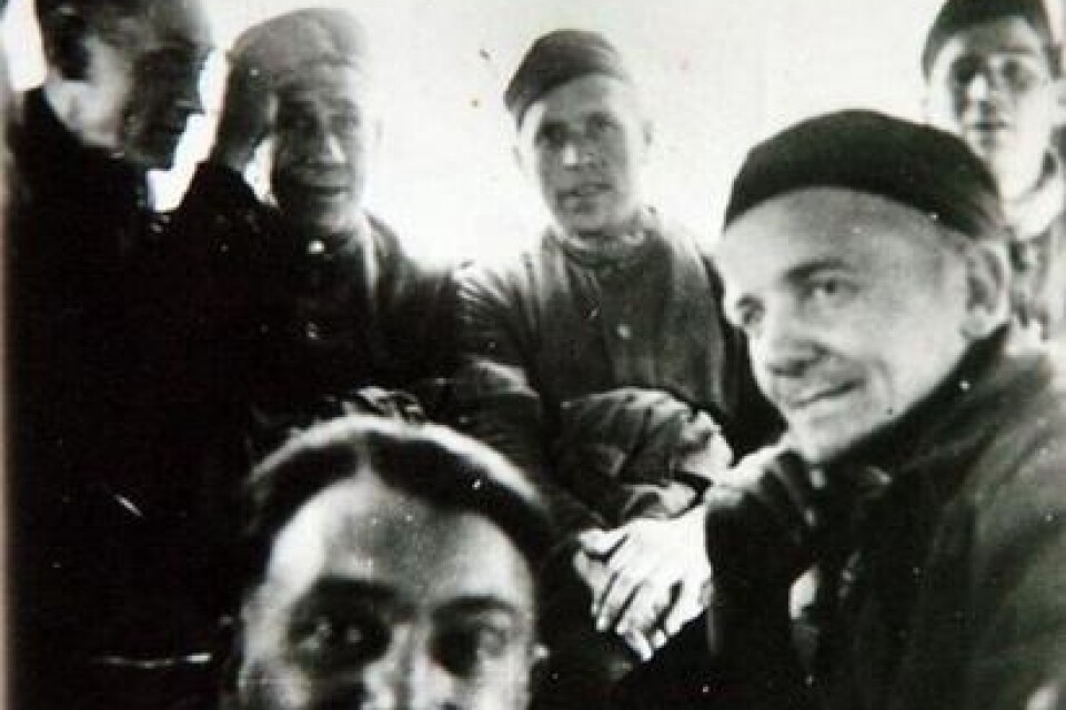 Fångar som släppts ur tyska läger åker med Röda korsets bussar. Bild: Privat
