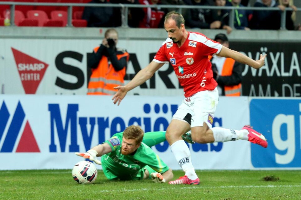 Pär Ericsson var nära att sätta 1–0 till KFF men Christoffer Källqvist fick en hand på bollen. Foto: Anders Johansson