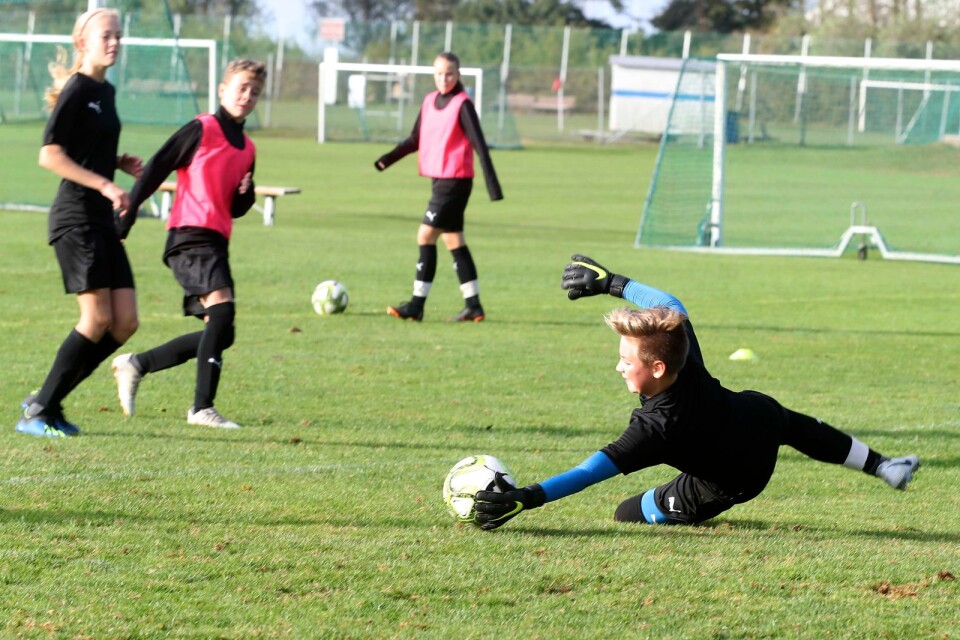 Målvakten Axel Björnsson räddar bollen. Förutom träningen i fotbollsakademin tränar han fotboll i Sjöbo IF och tränar simning.