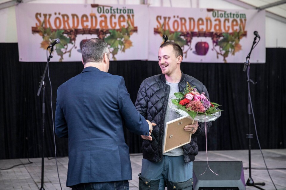 Kommunalrådet Morgan Bengtsson (S) gratulerar Oscar Wahlman till att ha blivit utsedd till årets miljöpristagare i Olofström. Den 29-årige Olofströmsbon har lyckats få igång ett stort antal människor i att plocka skräp i Olofström.