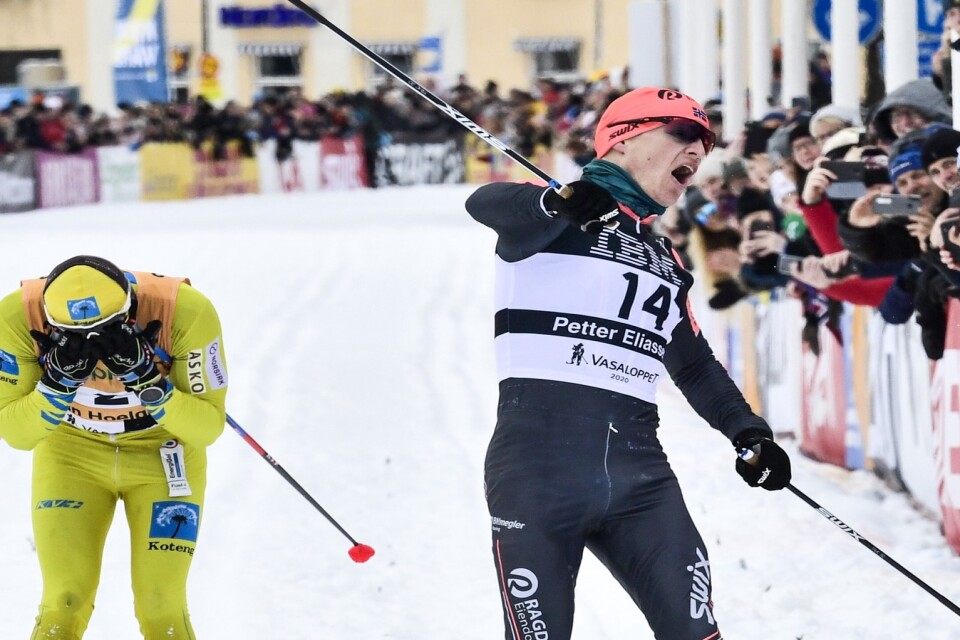 Norska Petter Eliassen (th) vinner herrarnas tävling i Vasaloppet 2020.Han vann spurtstriden över Stian Hoelgaard.
Foto Ulf Palm / TT