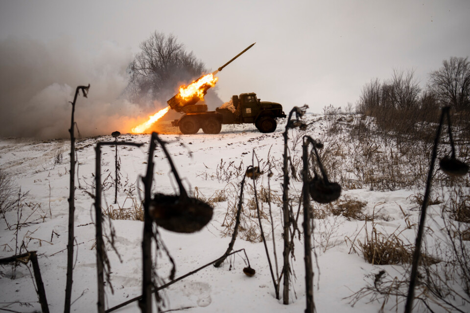 Ukrainsk militär avfyrar raketer mot ryska styrkor i Charkivprovinsen. Arkivbild.