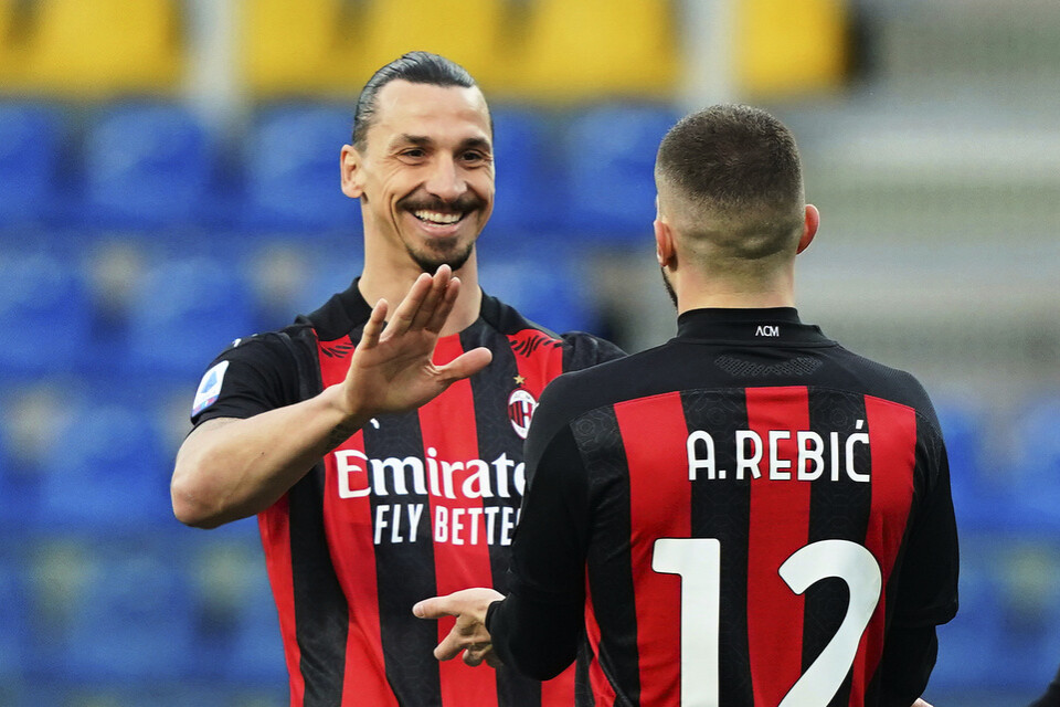 Zlatan Ibrahimovic och Ante Rebic firar ett mål. Enligt Milans tränare Stefano Pioli är Ibrahimovic ett frågetecken inför onsdagskvällens ligamatch mot Sassuolo. Arkivbild.