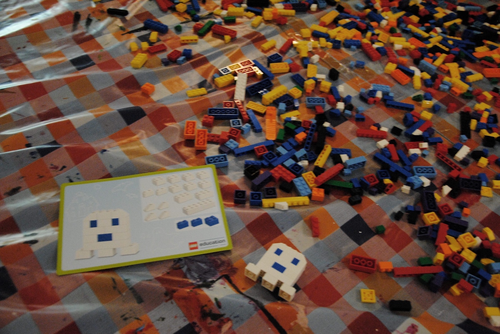 Lego med instruktionsbok.