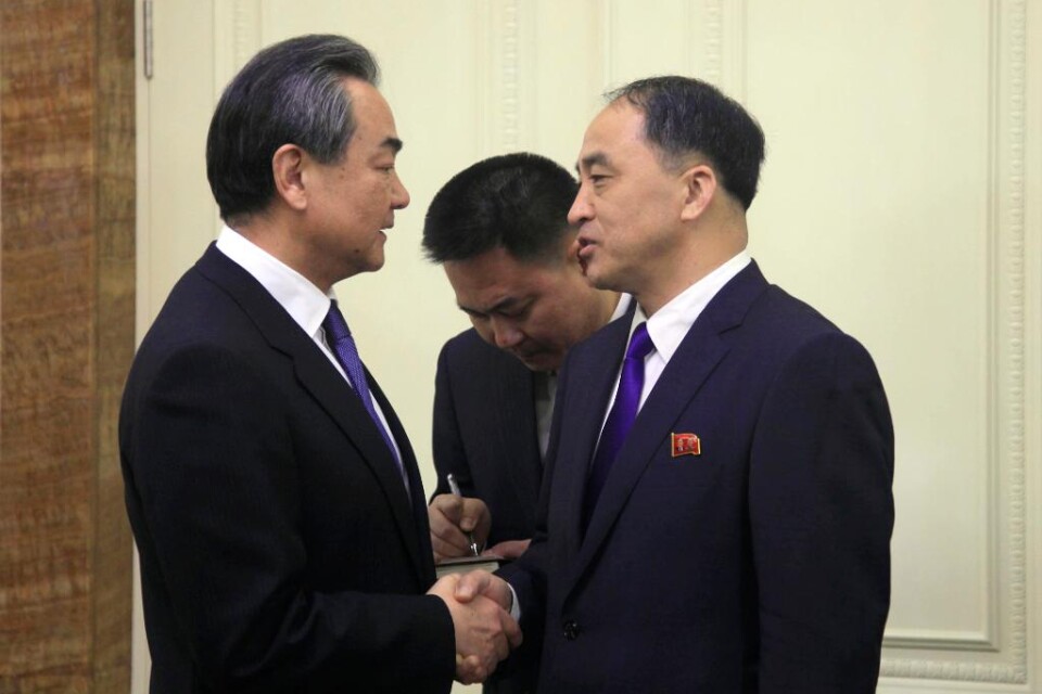 Kinas utrikesminister Wang Yi säger att Kina vill "fortsätta att ha en positiv roll i att söka en politisk lösning på Koreahalvön", under sitt besök hos sin nordkoreanske kollega Ri Yong-Ho. Wang Yi är den högst uppsatta kinesiske företrädare som har be