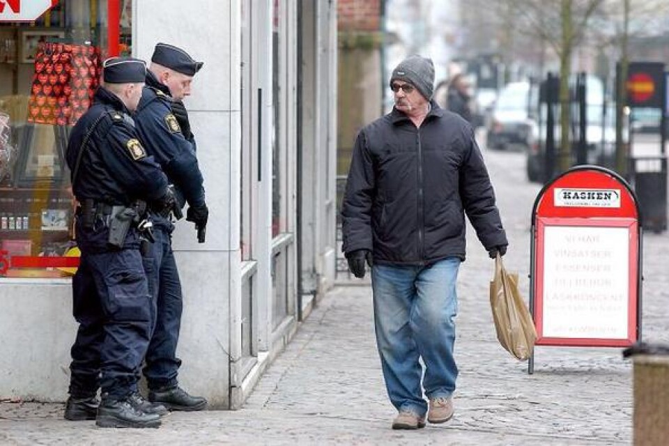 När polisen inte fick kontakt med bankpersonalen på Nordea befarade man att ett gisseldrama pågick. Med dragna vapen höll man banken under uppsikt. Bild: Tomas Nyberg