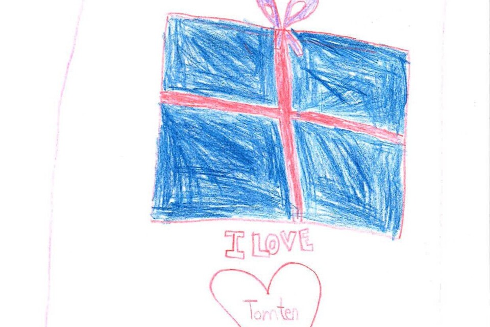 Maja Lideberg, 8 år, har tecknat en stor blå julklapp som ramas in av julpynt och texten ”I love tomten”.