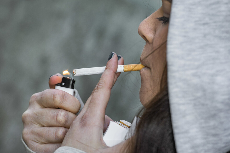 Den 1 juli blir det förbjudet att röka på många allmänna platser i Sverige, bland annat på uteserveringar. Arkivbild.