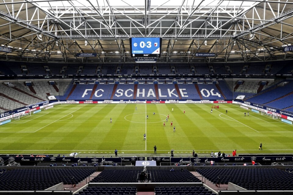 Tomma läktare i samband med en match mellan Schalke och Augsburg i den tyska fotbollsligan tidigare i veckan.