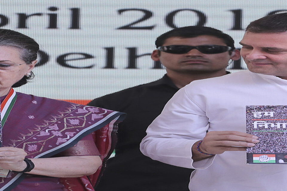 Sonia Gandhi tillsammans med sin sin Rahul Gandhi under valrörelsen i våras. Arkivbild