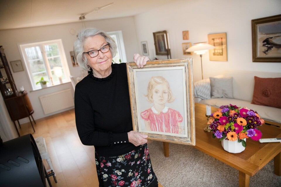 Birgitta Tallroth med ett porträtt på sig som treåring målat av konstnären Görel Cedeschiöld Breitholtz.