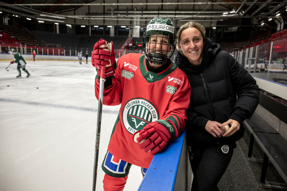 Michelle Karvinen och Hanna Olsson dominerade när Frölunda vann sin första match i kvalserien till SDHL.