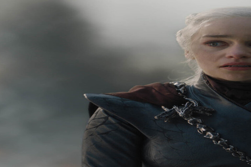 Emilia Clarke spelar Daenerys Targaryen i "Game of thrones". Många fans är dock missnöjda med seriens sista säsong och vill rent av att den görs om. Pressbild.