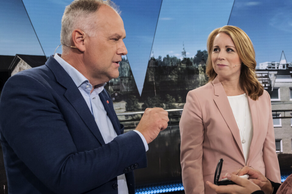 Vänsterpartiets Jonas Sjöstedt (V) och Centerpartiets Annie Lööf (C) under en paus i en partiledarutfrågning på TV4 inför valet 2018.