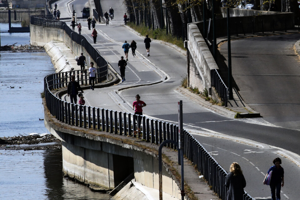 Parisborna joggade i solen längs med floden Seine lördagen den 4 april. Men nu är det förbjudet. Arkivbild.