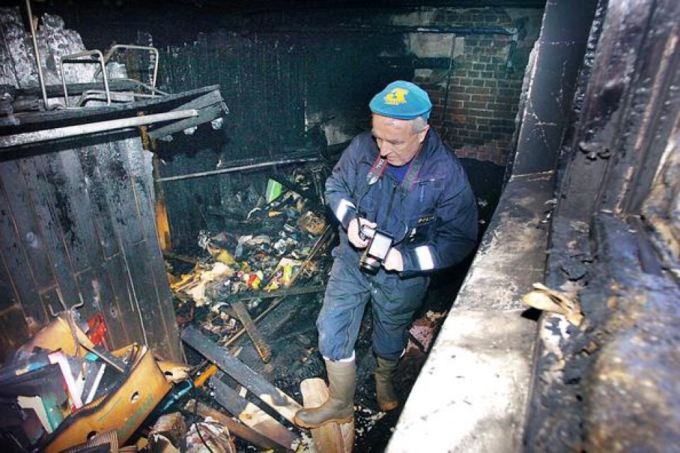 Polisens tekniker Tony Andersson kunde snabbt konstatera att det inte fanns någon naturlig orsak till branden i hyreshuset.