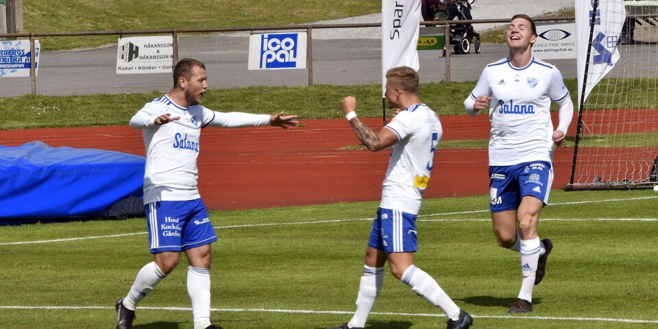 Ahmed Zukanovic, till vänster, gjorde två mål när IFK Simrishamn besegrade Vellinge med 3–1. Anton Persson, till höger, svarade för det tredje. Arkivbild.
