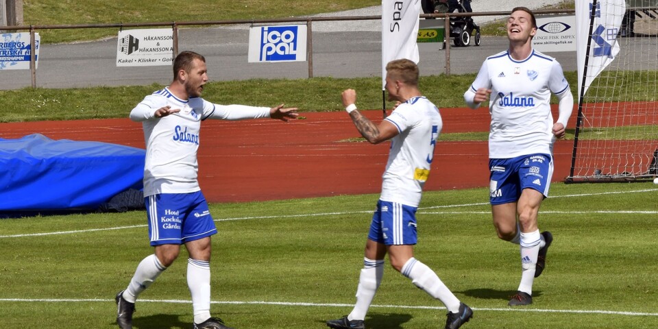 Ahmed Zukanovic har gjort 3–0-målet för IFK Simrishamn och gratuleras av Oskar Persson och Anton Persson.