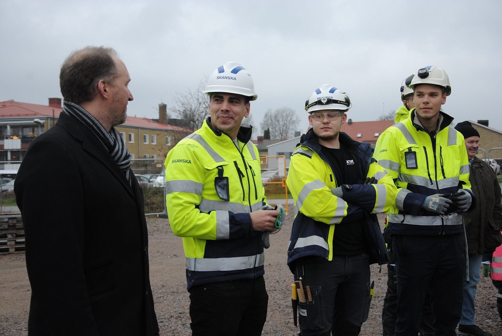 Lars-Anton Ivarsson och Skankas personal inför visningen av nya förskolan i Osby, som kommit halvvägs. FOTO: SUSANNE GÄRE