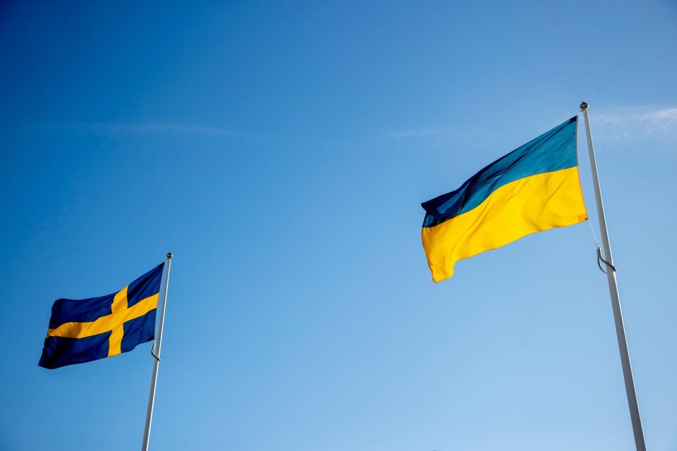 Svenska och ukrainska flaggan.