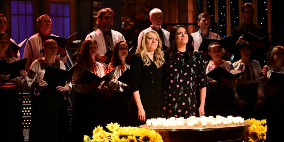 Kate McKinnon (till vänster) och Cecily Strong presenterar en ukrainsk kör i "Saturday Night Live" den 26 februari. Arkivbild.