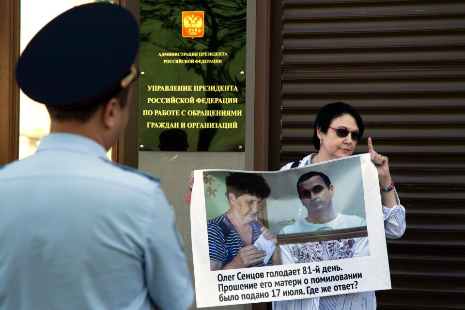 En kvinna demonstrerar den 2 augusti i Moskva för Oleg Sentsovs sak: ”Oleg Sentsov har hungerstrejkat i 81 dagar. Hans mor skickade in ett förslag om hans sak 17 juli 2018. Var är svaret?” står det på hennes lapp.