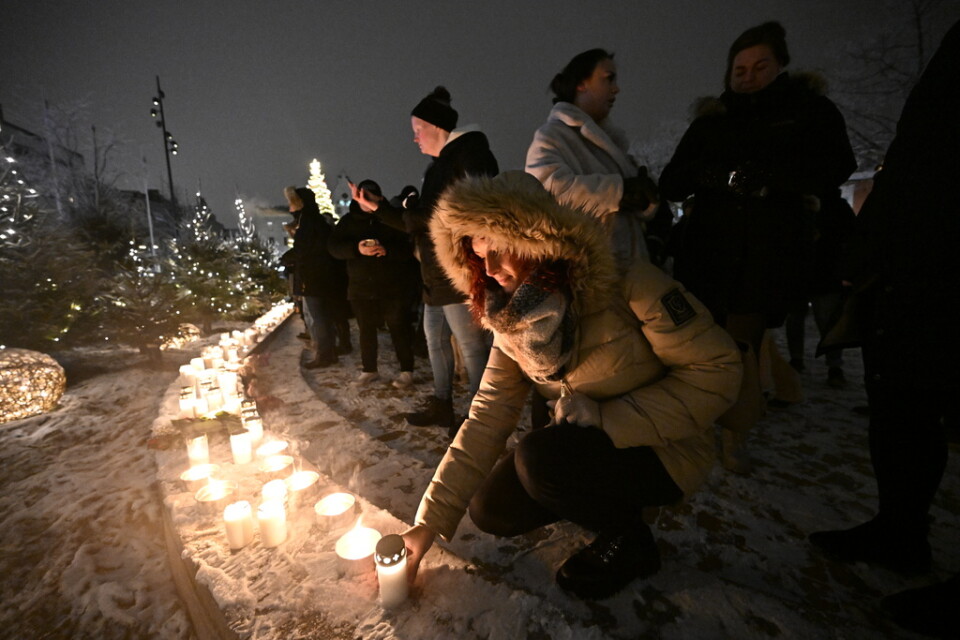 Människor samlades under söndagen på torget i centrala Eslöv för att tända ljus för det döda barnet.