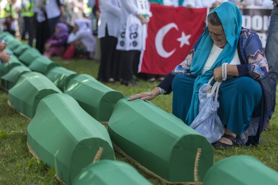 Sörjande vid begravningsplatsen i Potočari nära Srebrenica, i samband med minnesdagen av folkmordet den 11 juli i fjol.
