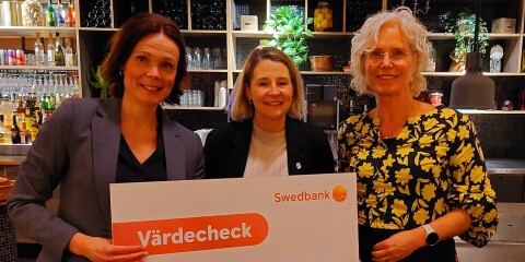 Malin Svenssons, Åby/Tjuredas ordförande, fick ta emot gåvan på 25 000 kronor från Pernilla Tornéus (M) och Malin Lauber (S).